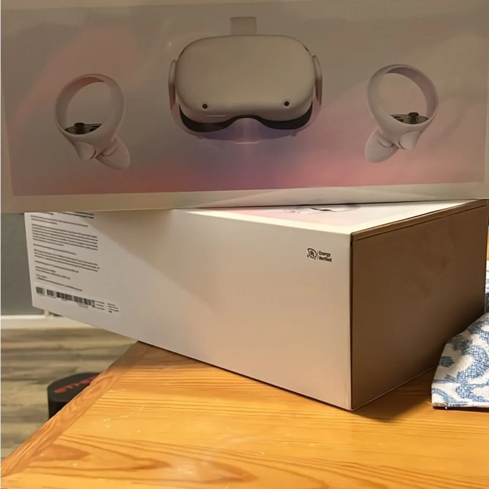 Oculus White Standalone VR Headset with Controllers